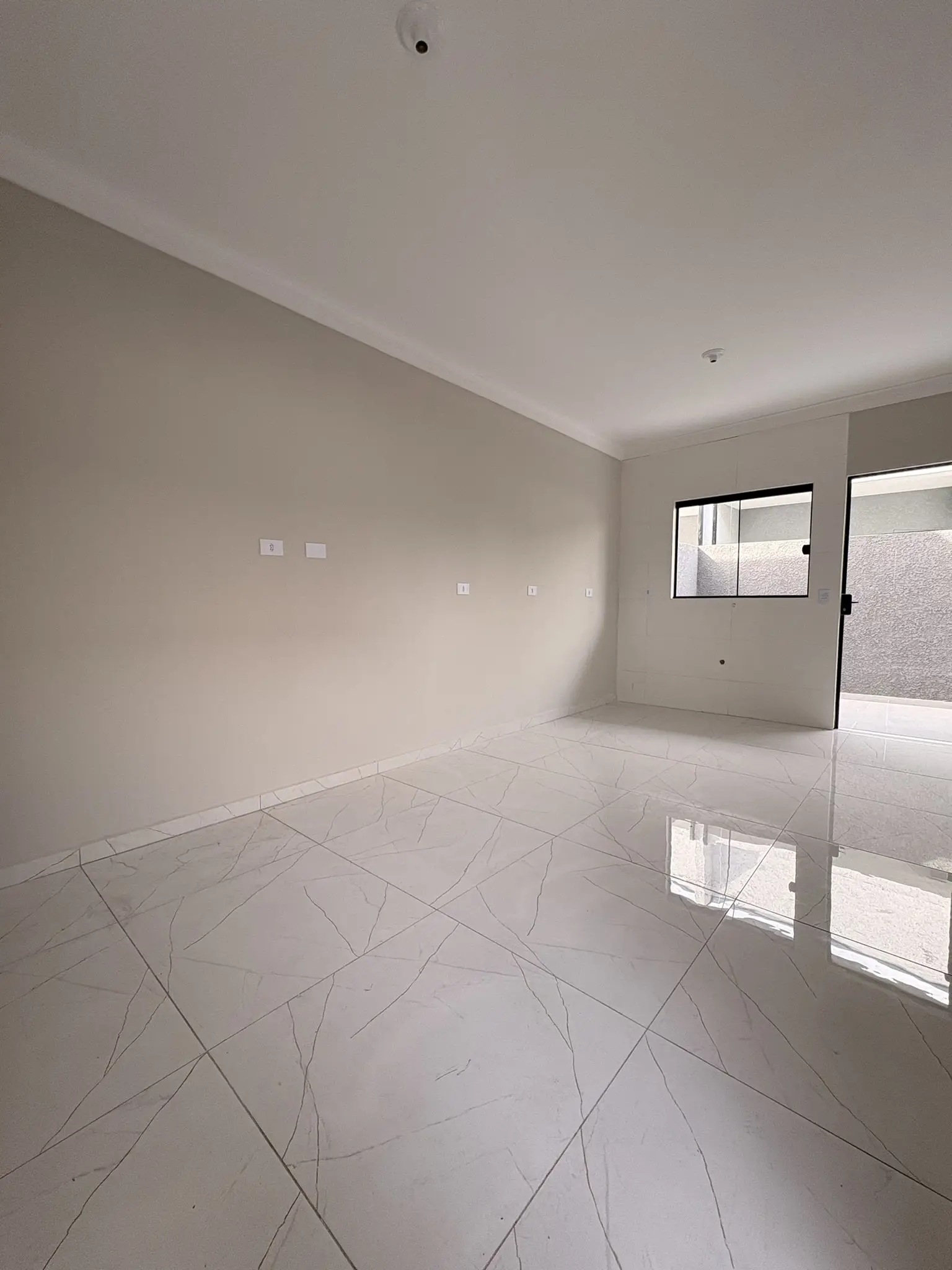 Sala ampla com piso porcelanato claro