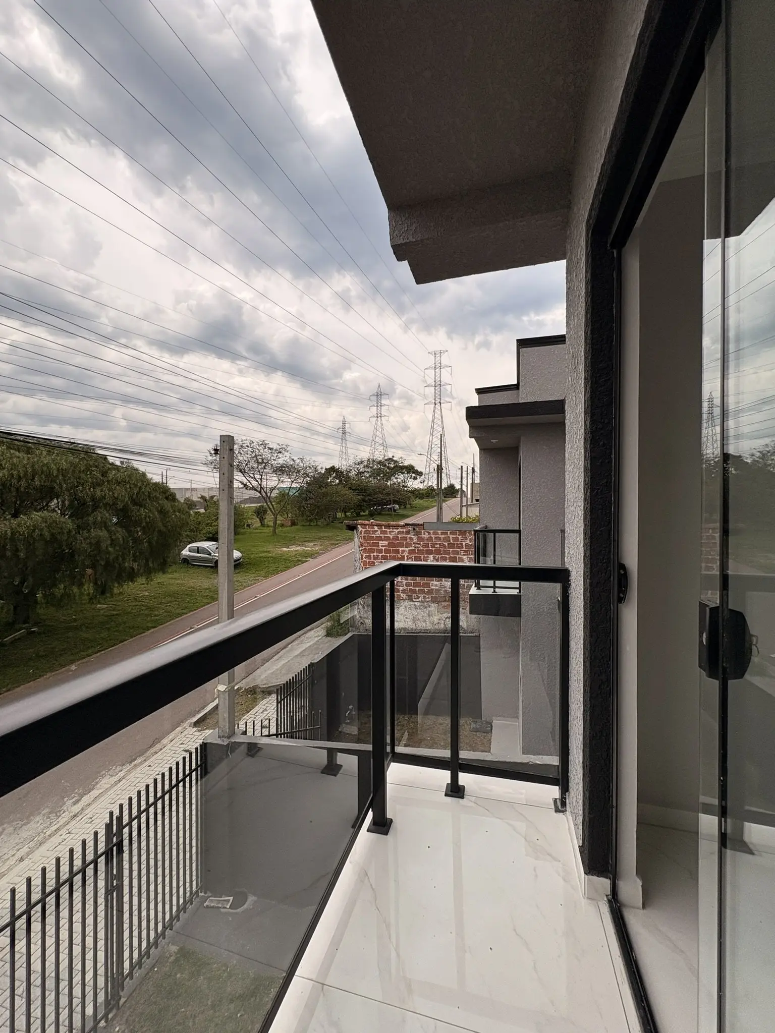 Sacada do sobrado com vista para a rua