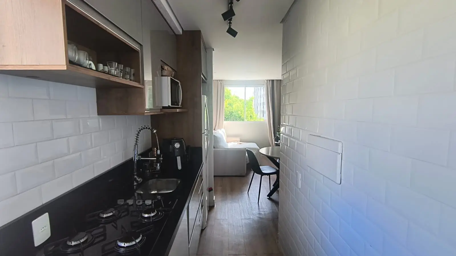 Cozinha com bancada de granito e cooktop
