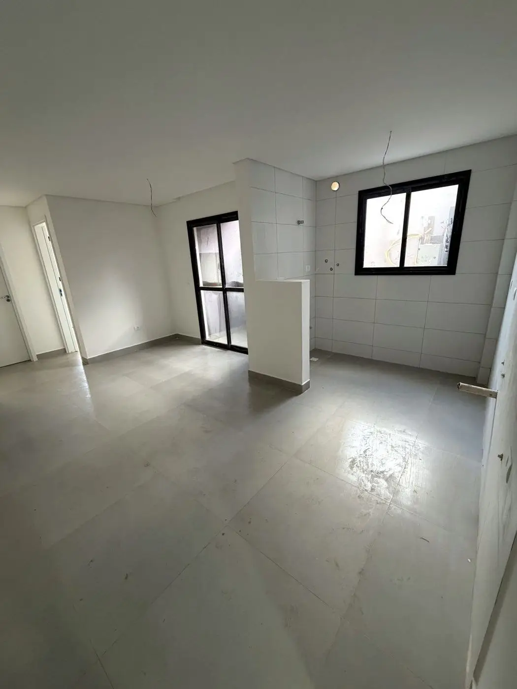 Sala e cozinha com porcelanato