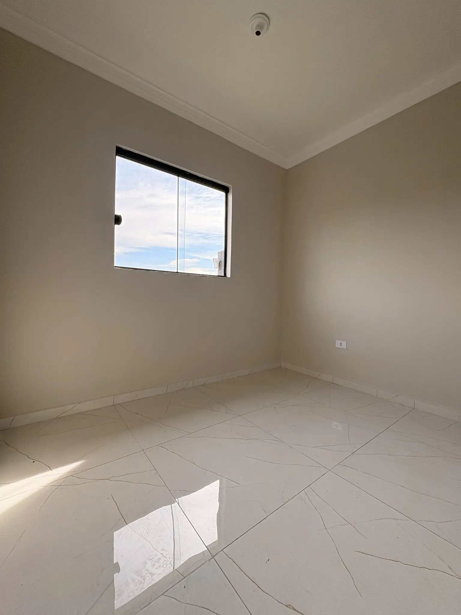 Quarto com janela e piso porcelanato