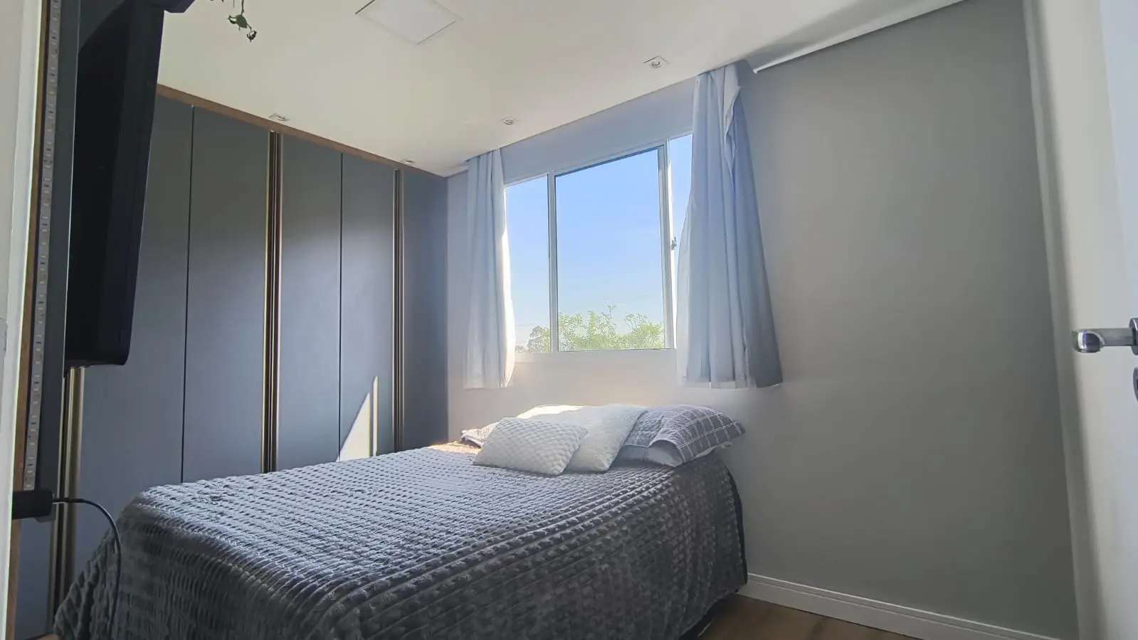 Quarto com cama de casal e armário