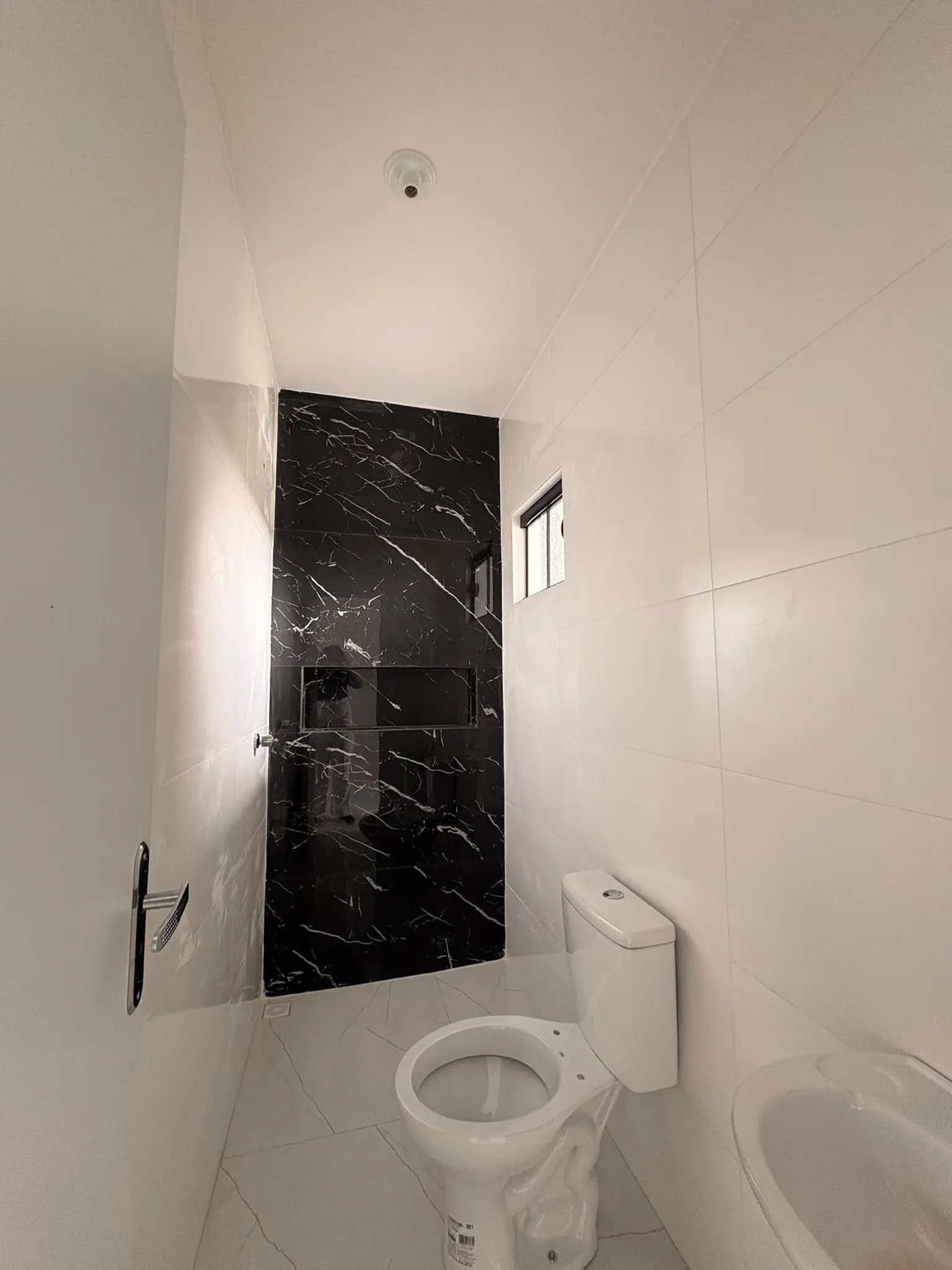 Banheiro com parede em porcelanato preto