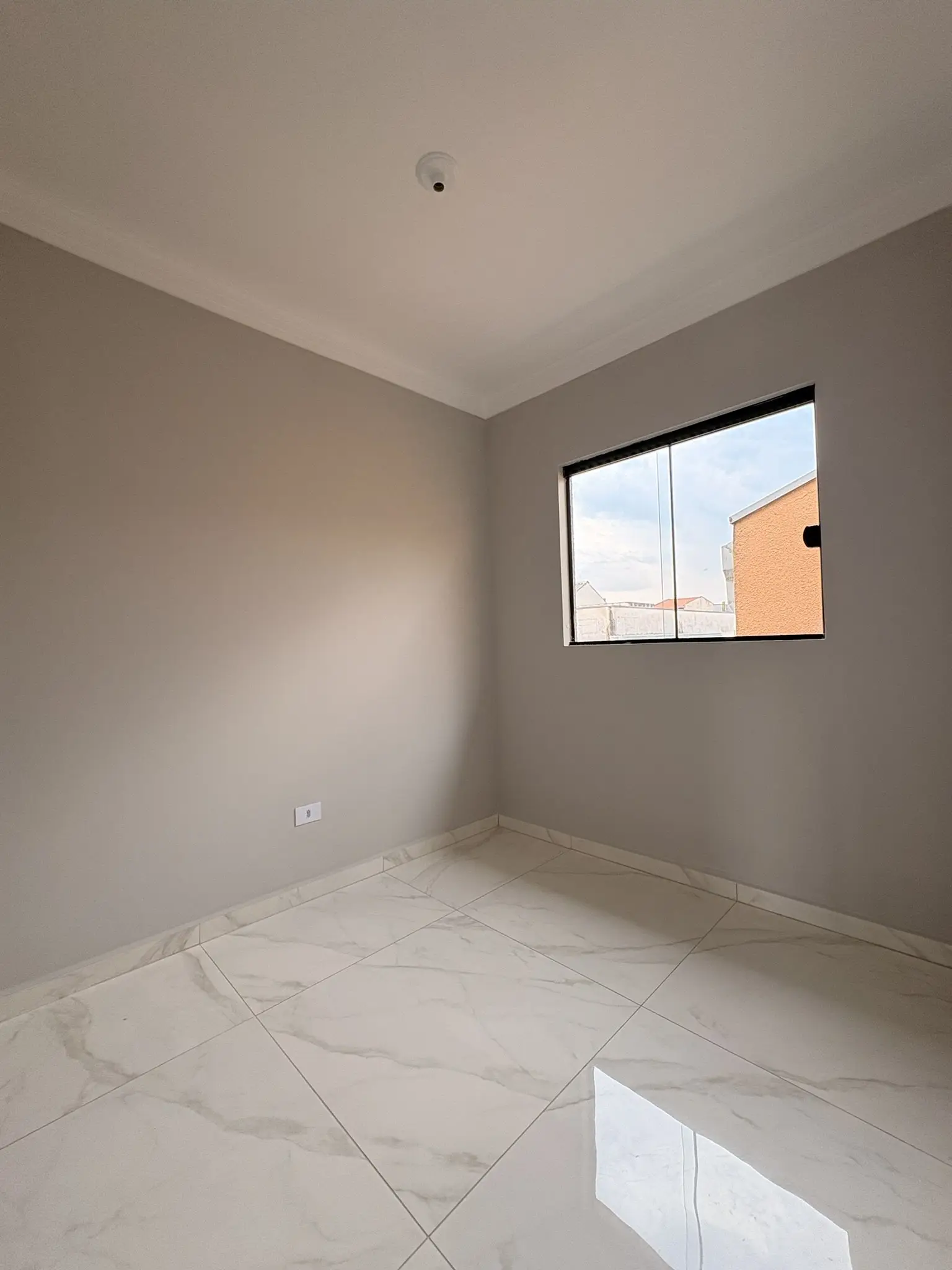 Quarto com janela e piso porcelanato
