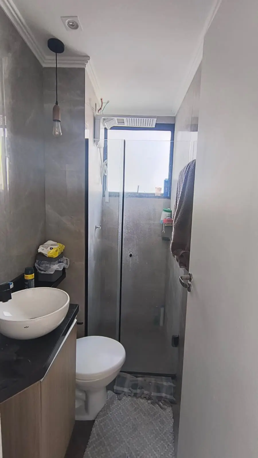 Banheiro com box de vidro