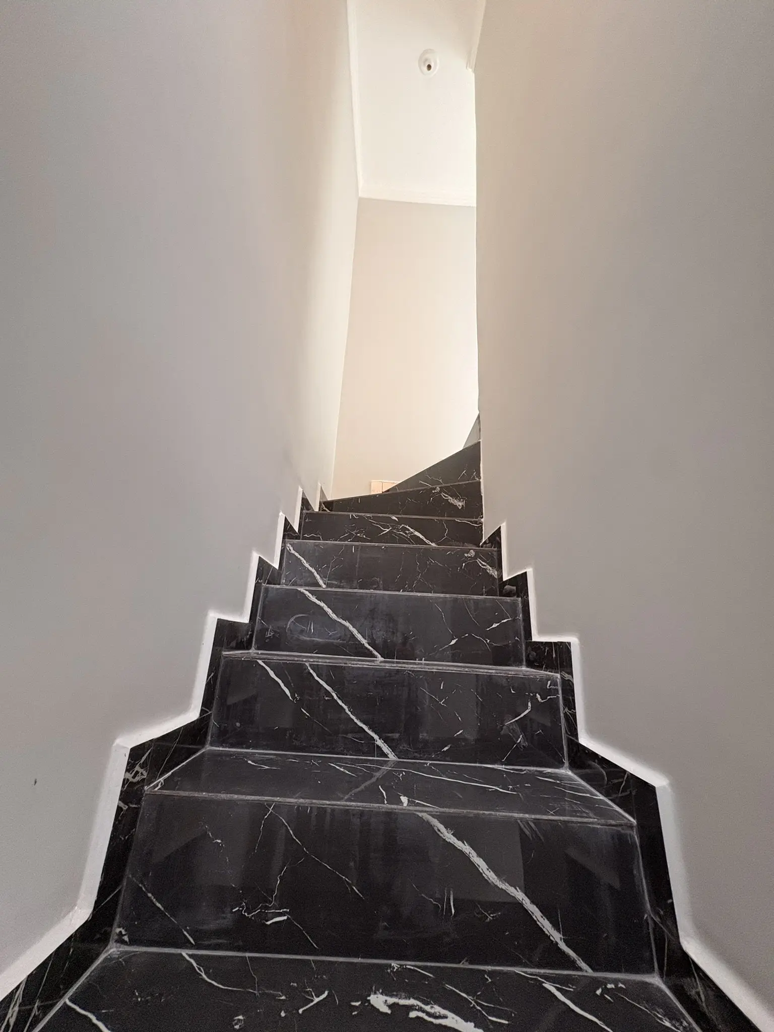 Escada revestida em porcelanato preto