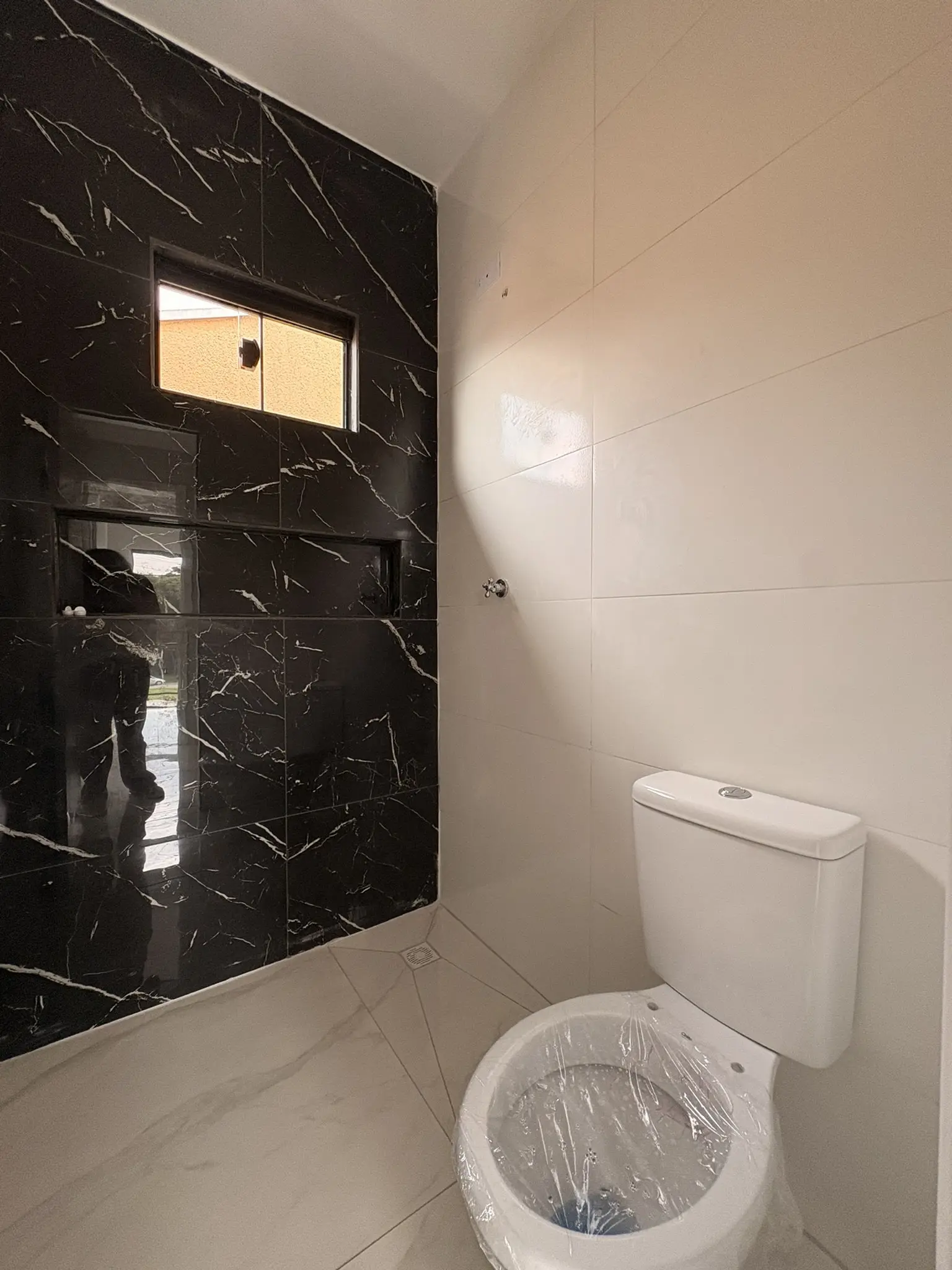 Lavabo com parede em porcelanato preto