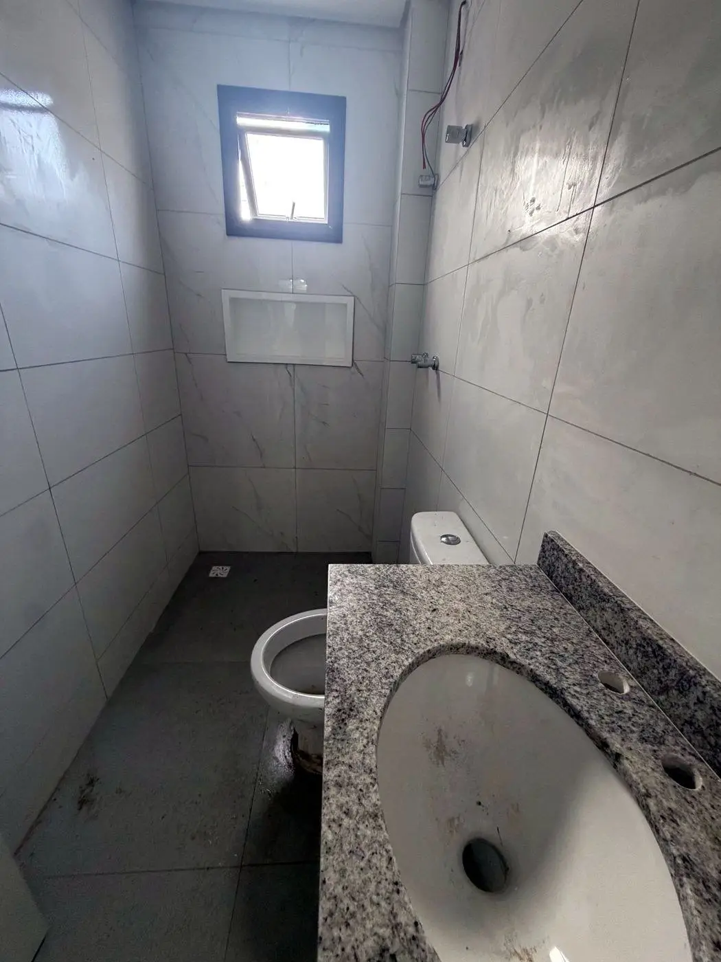 Banheiro com bancada de granito
