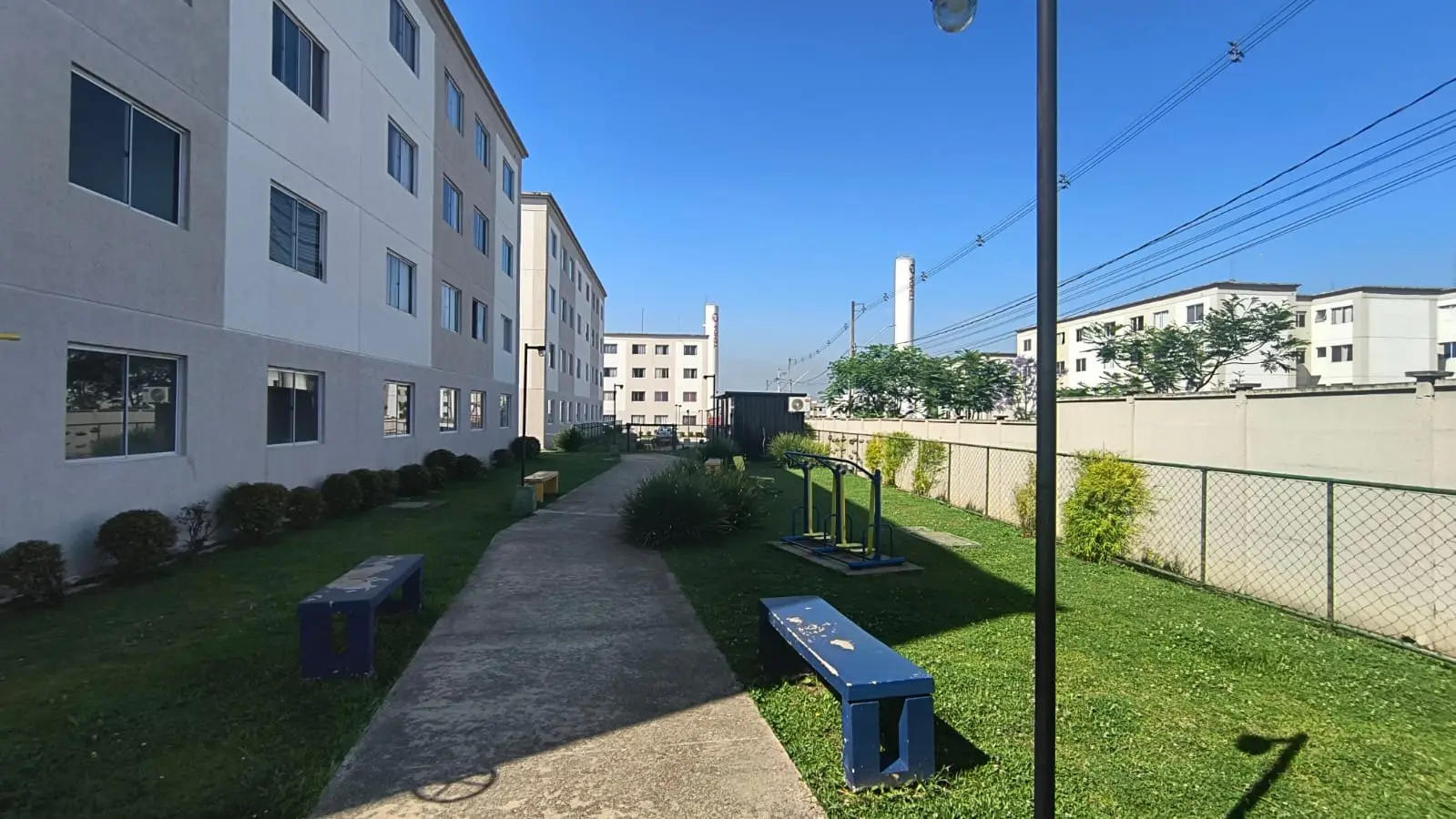 Caminho entre os blocos com gramado