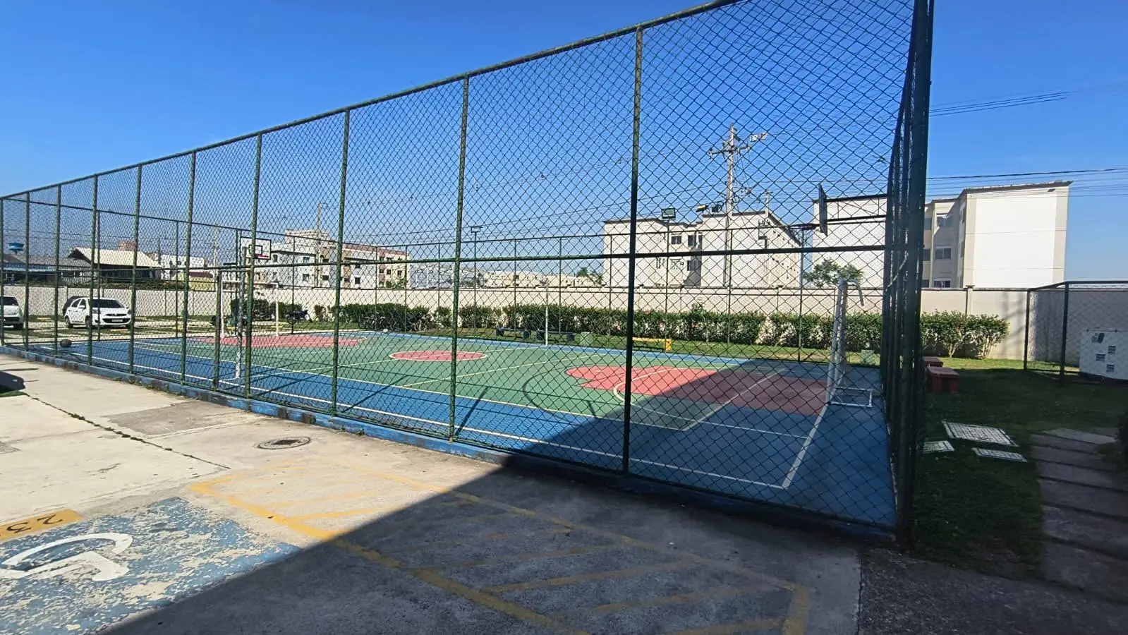 Quadra poliesportiva cercada