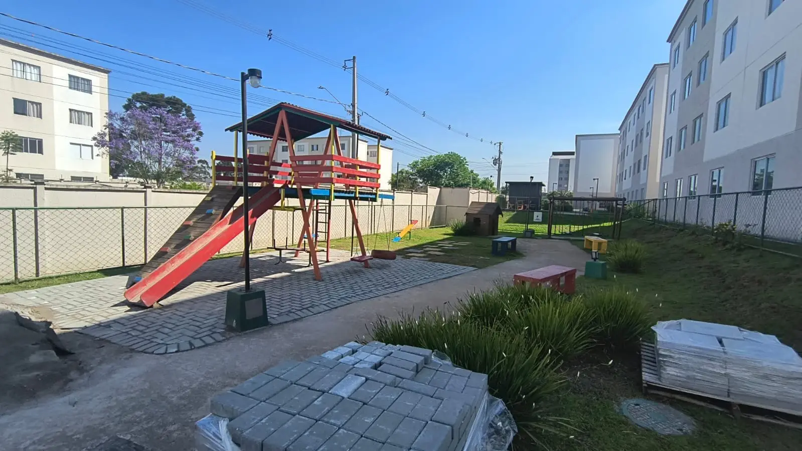 Playground com escorregador